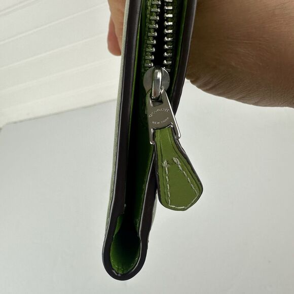 COACH Smooth Leather Skinny Snap Tab Slim Wallet Dark Lime Green CH823 Used - Picture 8 of 14